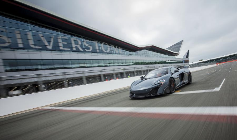  McLaren 675LT 2016 года  (US) (фото 10 из 29)